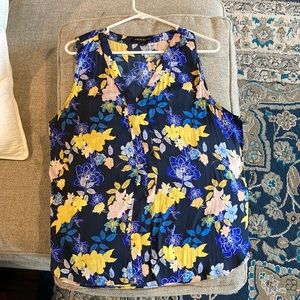 Sleeveless floral dress shirt